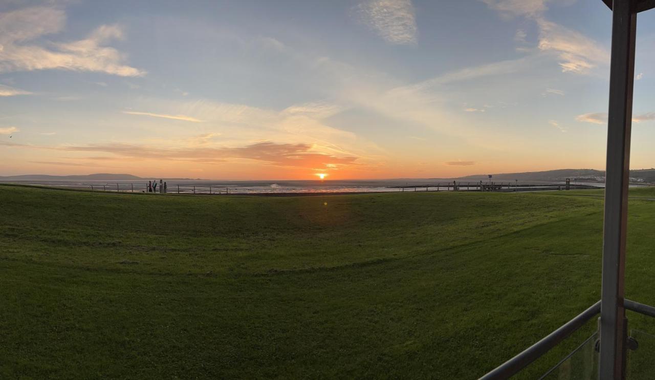 Cockledora, A Luxury Ground Floor Beachfront Apartment Llanelli Exteriér fotografie