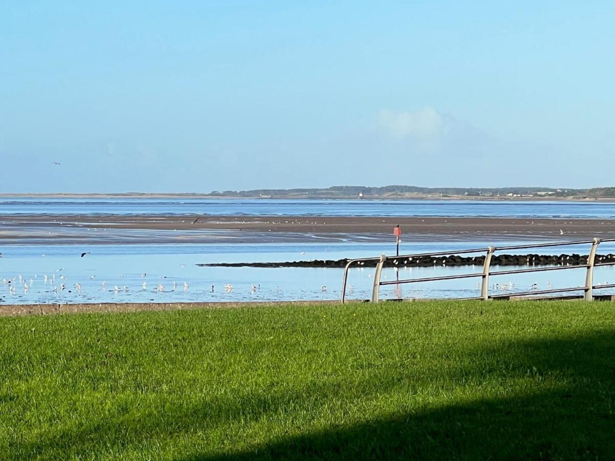 Cockledora, A Luxury Ground Floor Beachfront Apartment Llanelli Exteriér fotografie